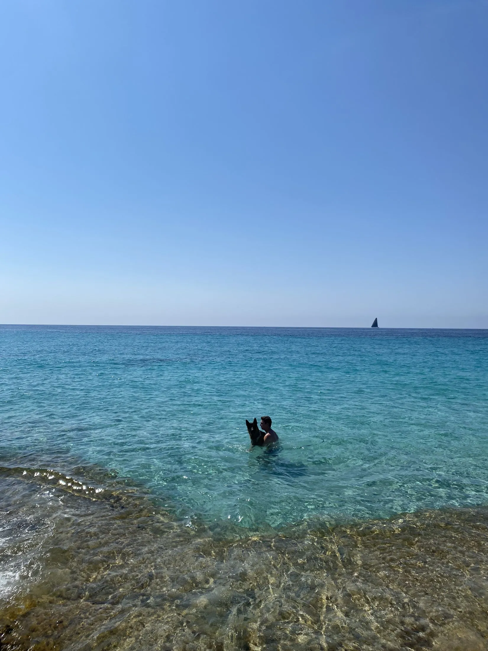 Klares Wasser über dem Fels am Cap de ses Salines