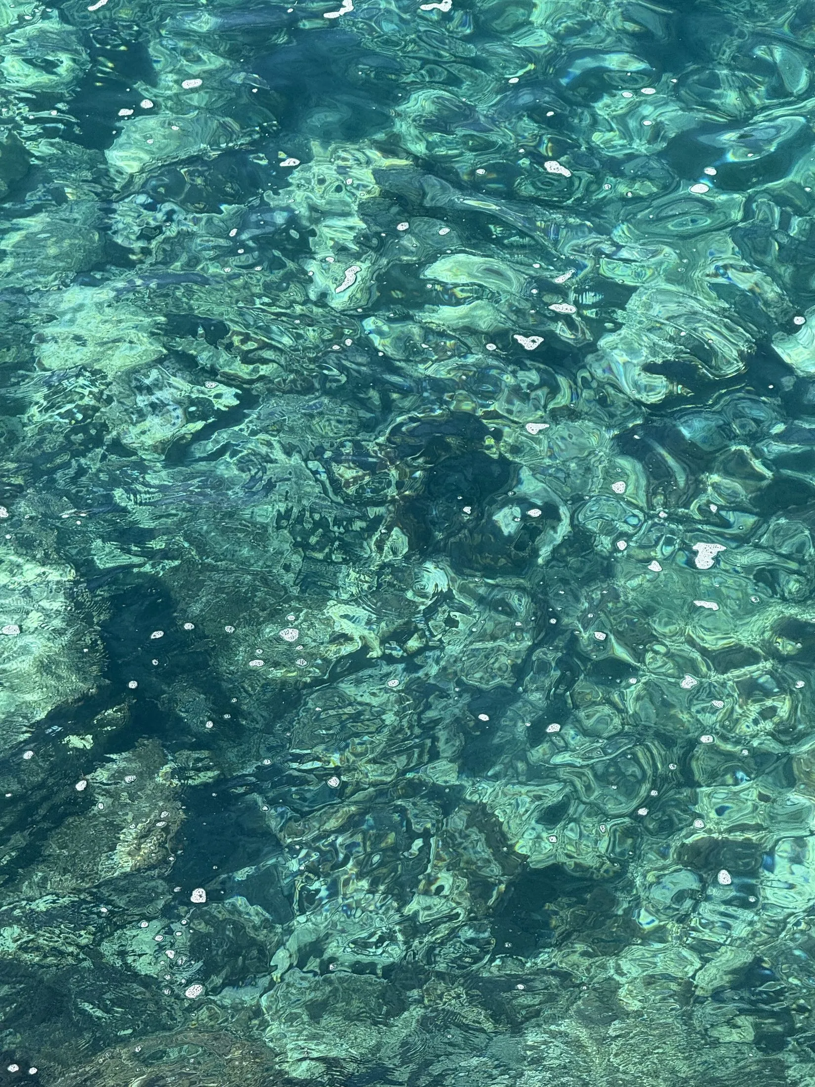 Das klare Wasser von Mondragó über hellem Sand