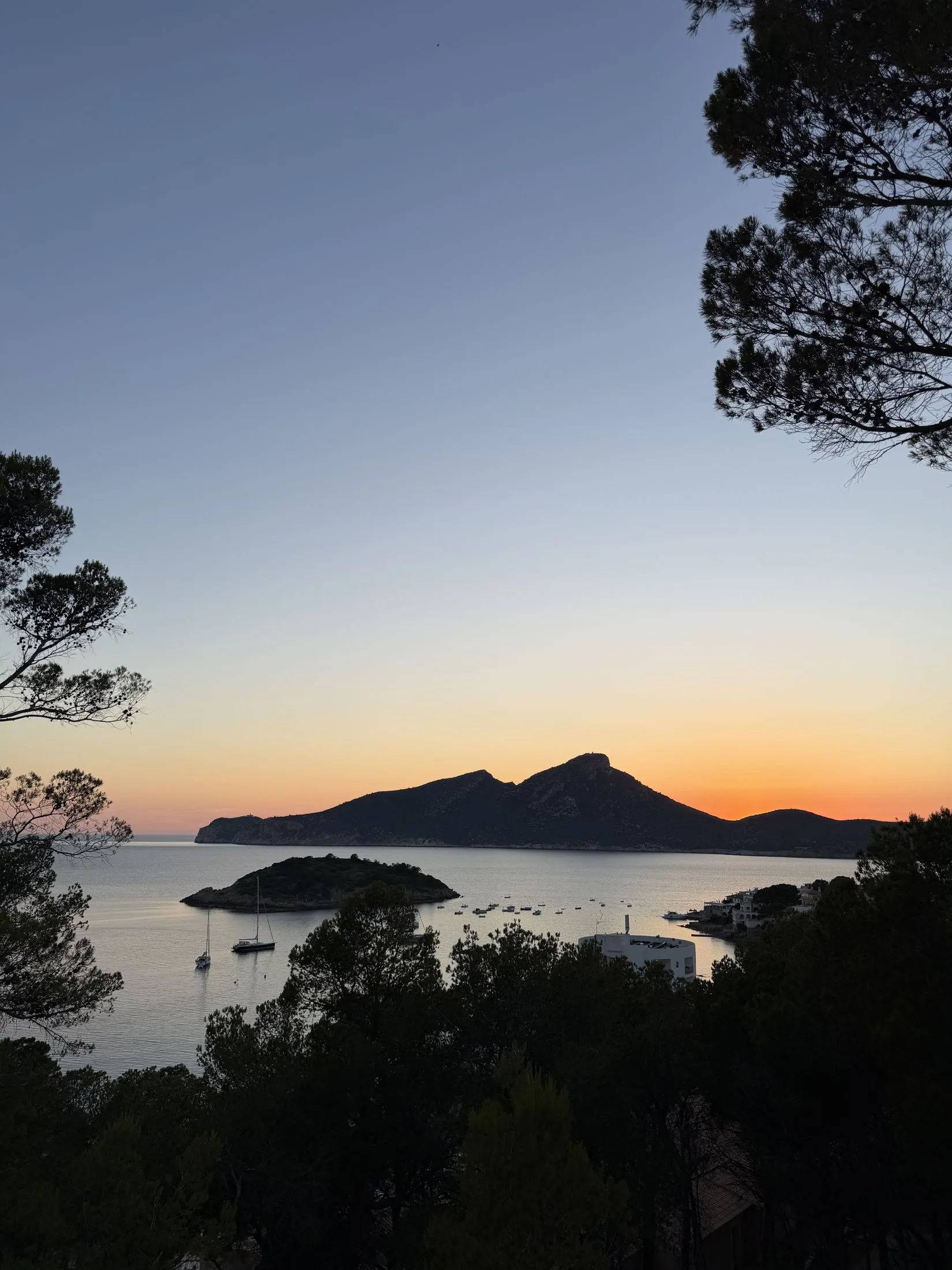Die Insel Sa Dragonera als Silhouette vor dem orangefarbenen Abendhimmel, von Sant Elm aus gesehen.